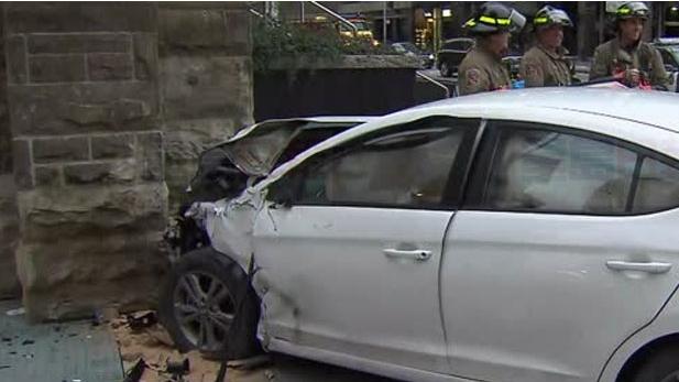 Yorkville兩車相撞 一車撞向教堂損毀嚴重