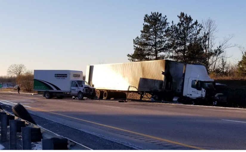 貨運拖車與貨車相撞起火 京士頓附近401關閉