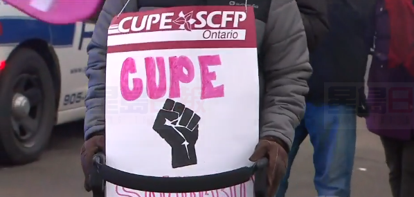 郵件中心外 示威者被告知違反了法庭令