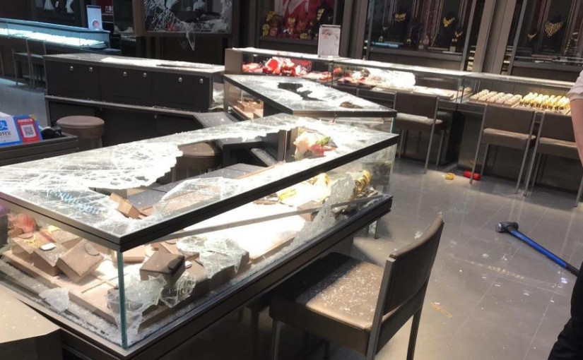 萬錦六福珠寶店搶劫案：劫匪在火車站投放疑似炸彈包裹