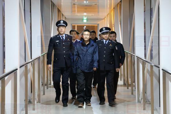 中國紅通榜中的王清偉 其妻子堅持「問心無愧」