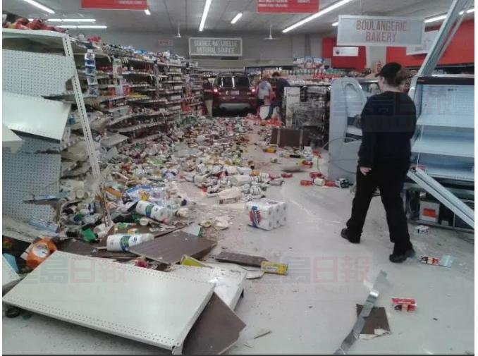 新省老人駕車沖進商店 一路碾壓撞上後墻