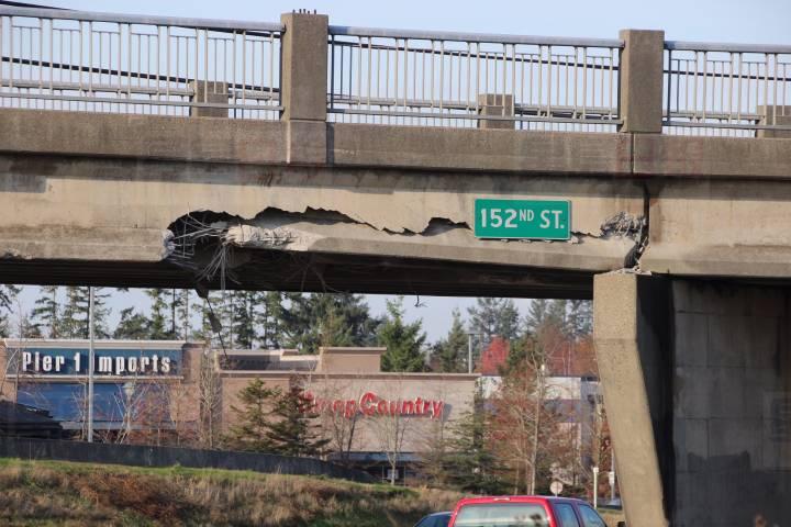 素里市貨車撞毀天橋意外 卑詩省司機承擔125萬元維修費