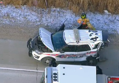小型貨車撞警車3人浴血包括1警員   407公路西行線暫封