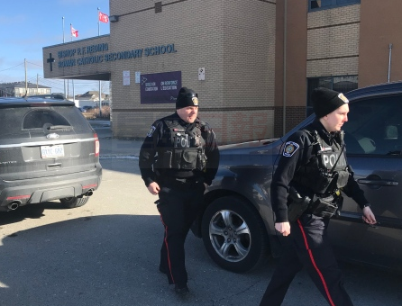 兩群青年爭執有人亮槍  米頓市高中內逮6青年搜出武器