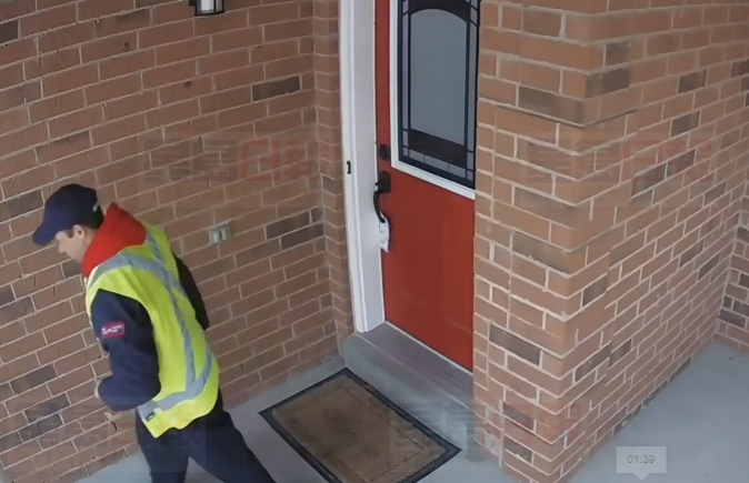 【視頻】加拿大郵遞員這樣「送」郵件  門都不敲留字條便走