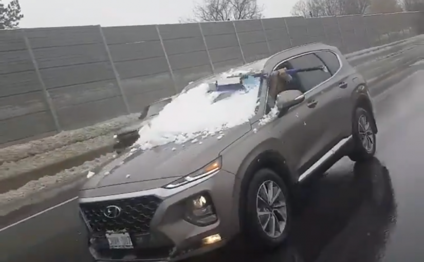 【視頻】401公路風雪中險象 司機邊開車邊雙手掃雪