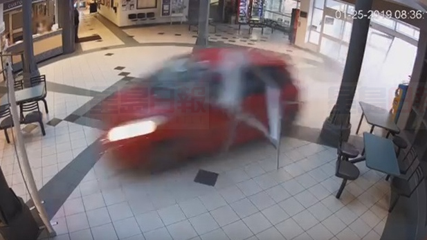 【驚險視頻】36歲女子高速駕車撞入社區中心 沉入泳池後被捕