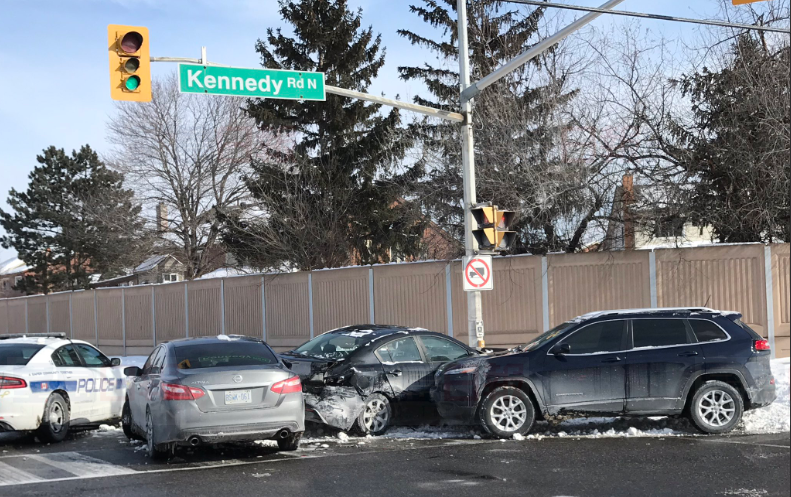 兩無標記警車追截失車發生踫撞 警拘4人