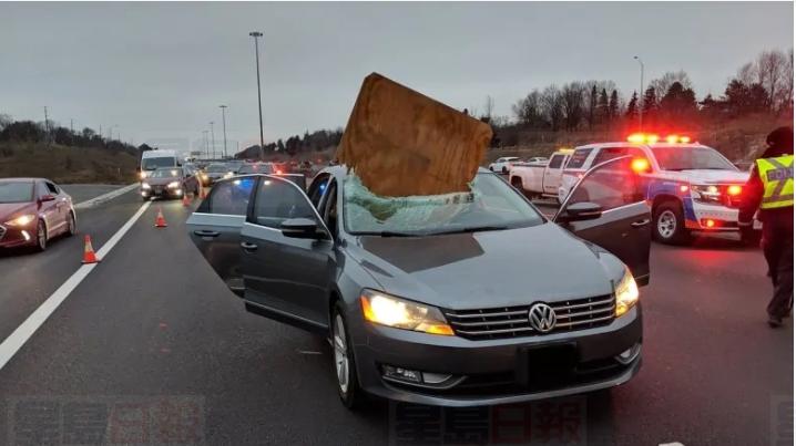 Hwy410飛來木板砸碎車窗 司機乘客大難不死