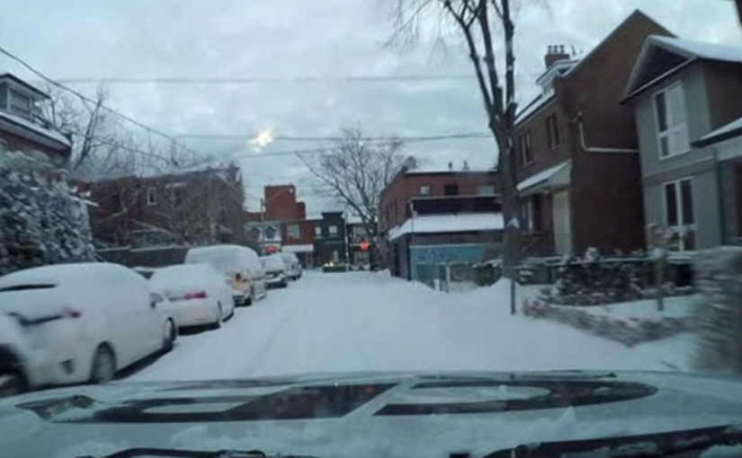 多倫多一夜白雪覆蓋 鏟雪車措手不及忙不停