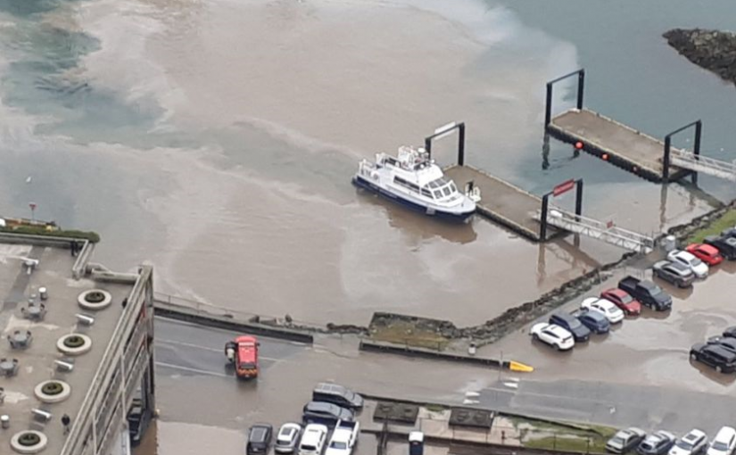 溫哥華市中心水管爆裂 大量食水湧入溫哥華港口