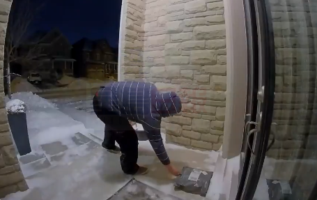 【視頻全紀錄】約克獨行賊盜竊民居門前包裹 -35℃凌晨犯案