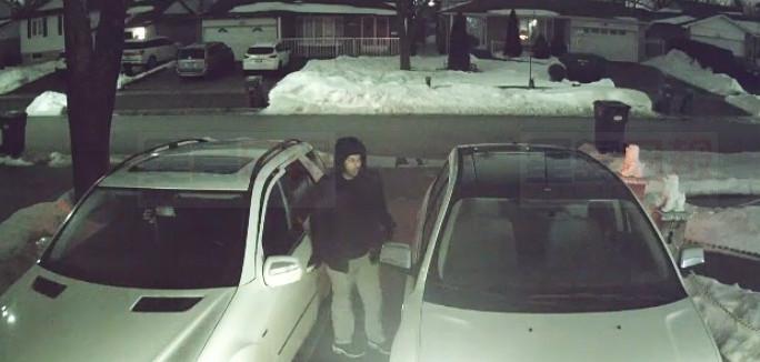 【偷車視頻】車主屋前「熱車」  平治連銀包身份證半分鐘內被偷