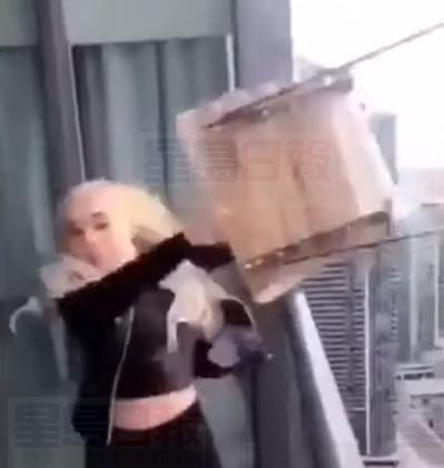 【視頻】金髮女子市中心高空擲椅下公路  警方速查