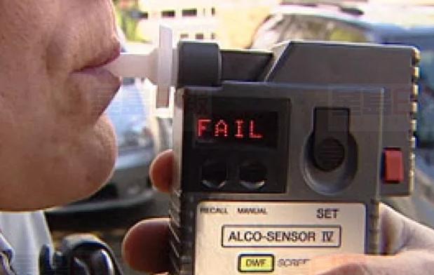 兩男女警員涉醉駕遭省警拘捕