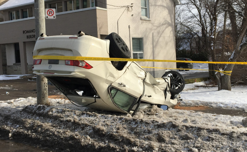北約克兩車相撞 私家車四輪朝天司機重傷