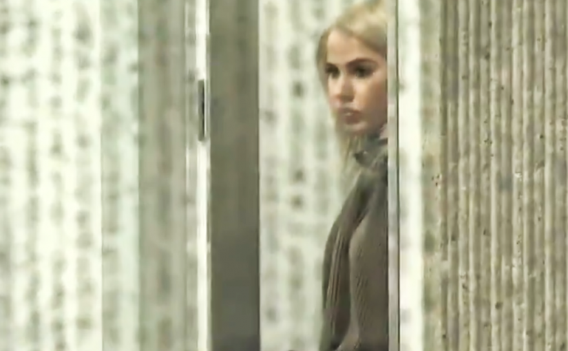 【有片】高空擲椅19歲女子今晨自首  准以2000元保釋候審