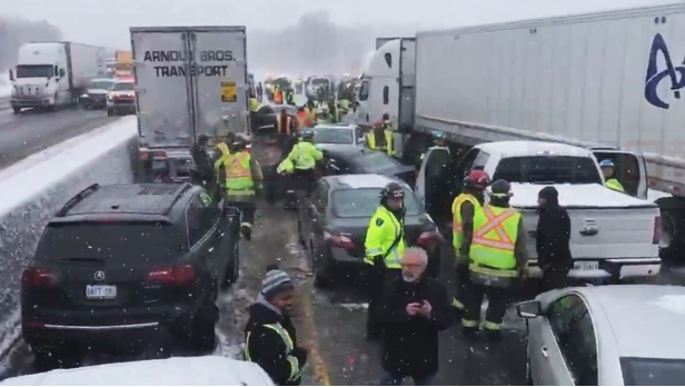 401號公路西線22車連環撞  涉7貨櫃車數司機受傷