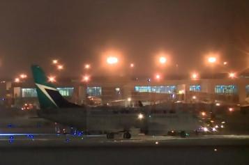 【視頻】卡加利航機降皮爾遜困雪堆  逾百乘客苦等兩小時