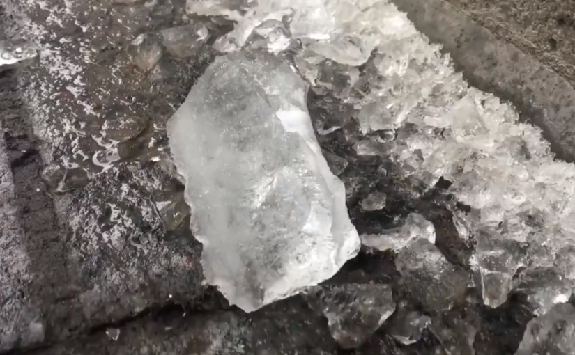 【有片】多倫多市中心多處墜下冰塊  人車需改道