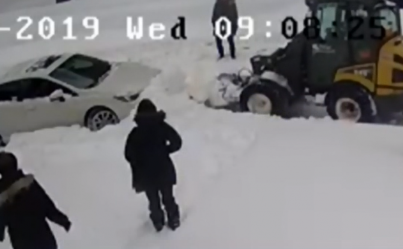 【有片】女子路邊泊車 遭剷雪車堆雪為難