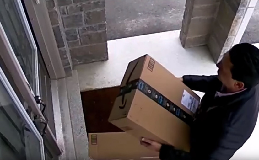 【有片】假扮速遞員  順手牽羊偷走門前包裹