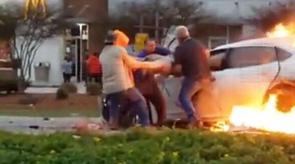 【有片】4市民冒生命危險勇救着火車內女司機