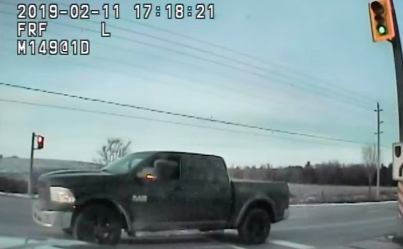 【有片】小型貨車紅綠燈前攔路  約克醉駕司機等左轉中睡着