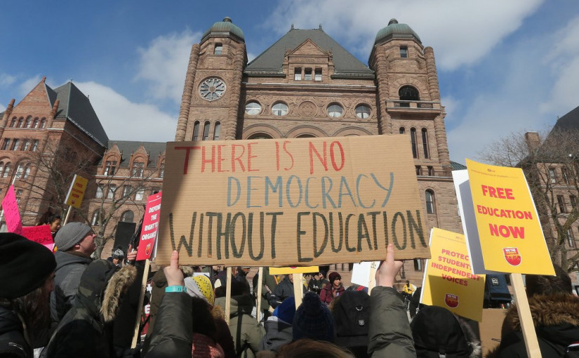 【有片】安省議會復會 削資助議題遭抗議