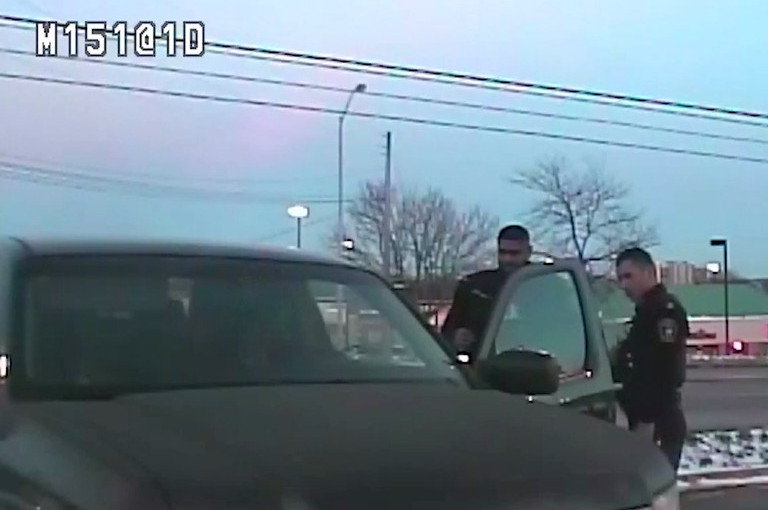 【有片】昏睡司機遭警查問   醒後開車撞警車突圍逃脫