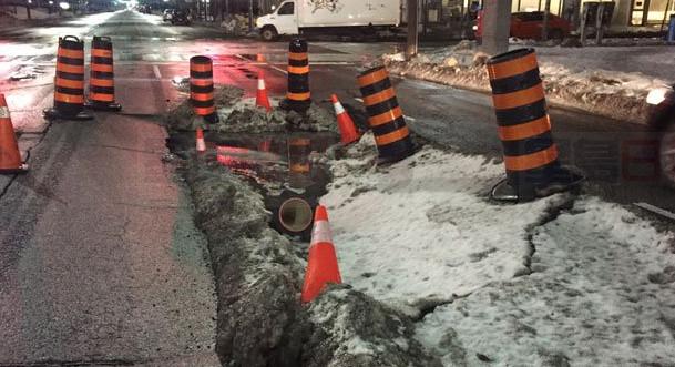 【有片】DVP北行線大坑洞造成8車爆胎