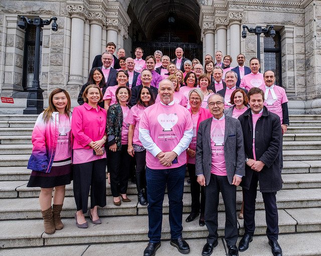 卑詩省長與內閣廳長等響應穿粉紅衣反欺凌日