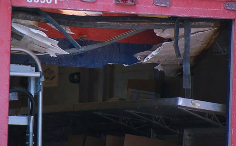 巨大冰塊從天而降！加拿大郵政工人差點被砸死