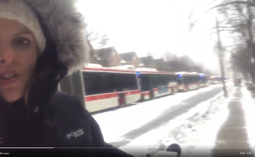 【有片】積雪兼壞車 10巴士阻街排長龍