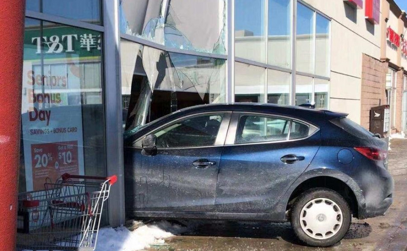 私家車猛撼華登路Shoppers店  半輛車陷舖內肇因未明