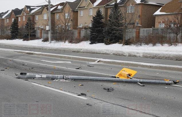 偷車後撞燈柱 警迅速拘兩人