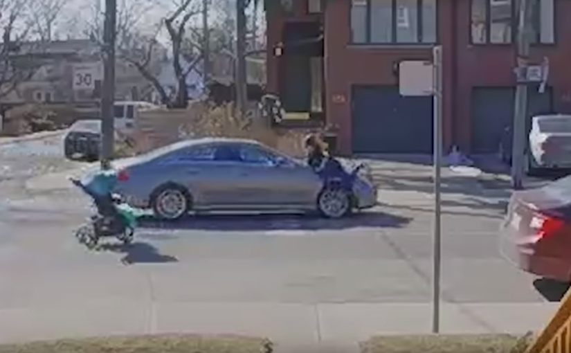 【視頻】婦人推嬰兒車過馬路險被撞   與司機理論引衝突