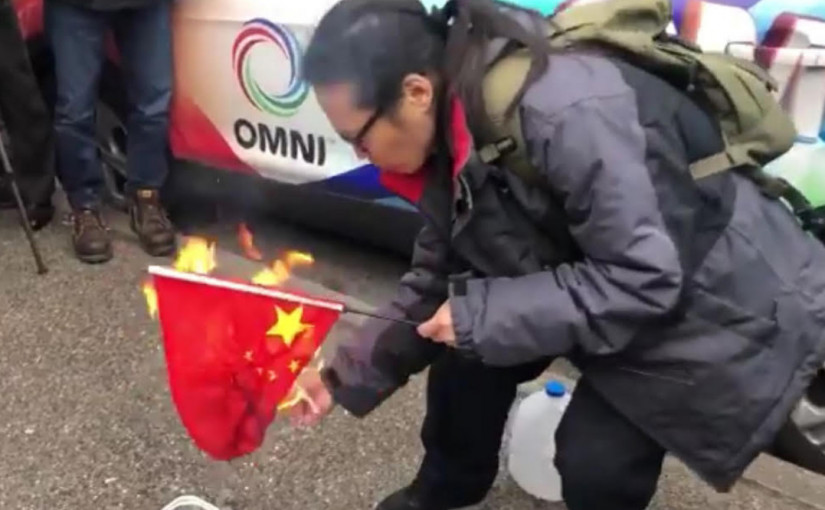 孟晚舟引渡聆訊庭外 示威者焚五星旗