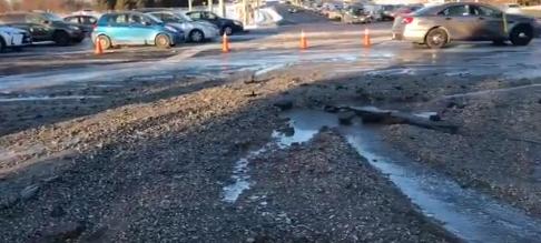 【有片】Steeles水管爆裂 交通相當擠塞