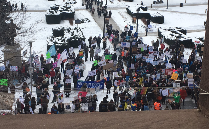 【有片】數百家長患童省議會場外場內示威    抗議新自閉症政策
