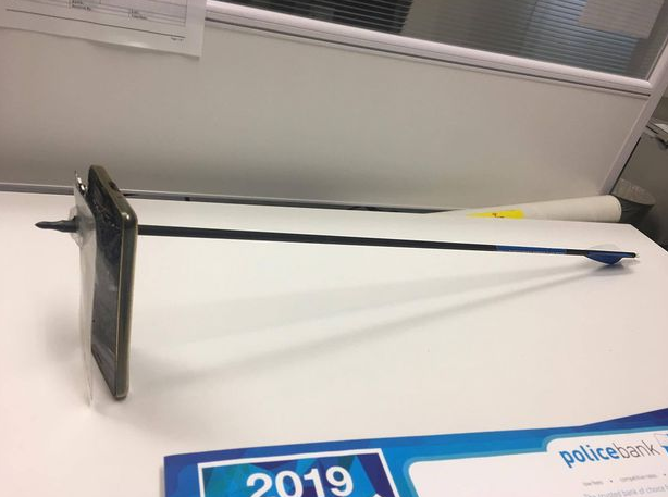 手機擋弓箭  撿回一條命