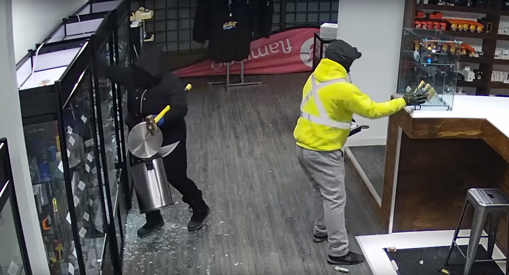 【視頻】2賊笨手笨腳爆竊商店   店方公開視頻懸紅捉賊