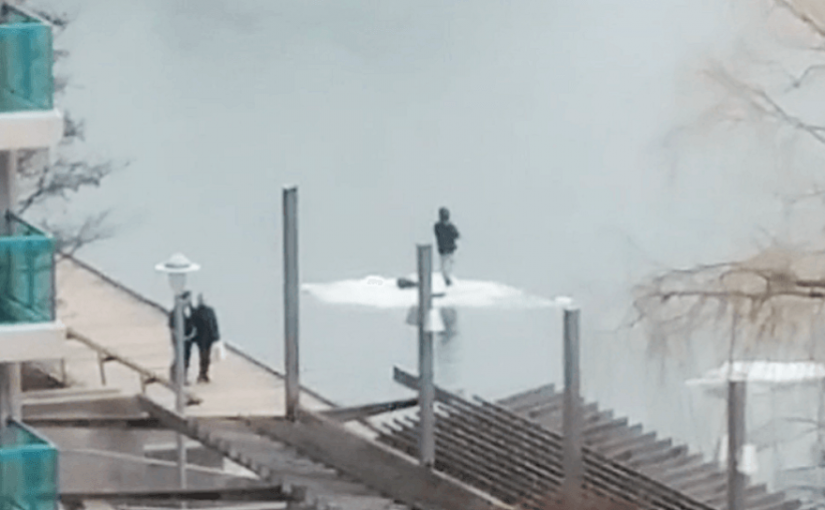 多倫多漢借浮冰「泛舟」湖上垂釣  警籲危險勿試