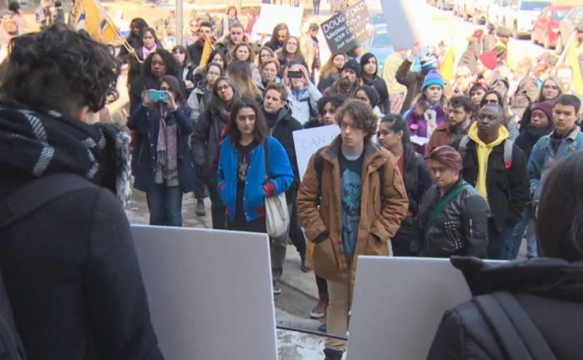 數千安省大學生走出課室 抗議新學費政策