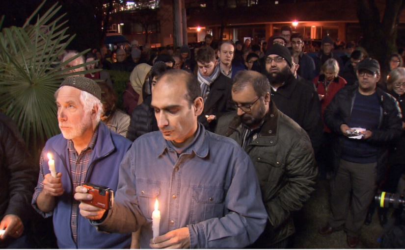 數百位民眾在溫市清真寺Al Jamia Masjid清真寺聚集，為新西蘭恐襲死者哀悼