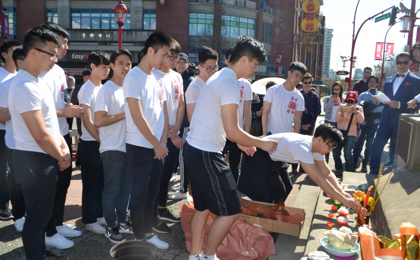 本地華裔青年周六在華埠先僑紀念碑舉行掃墓祭祖活動