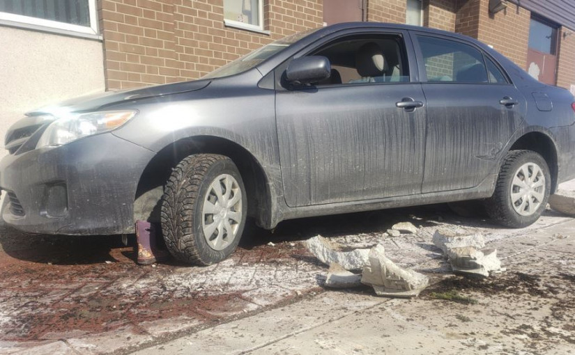 安省老婦泊車突加速 女童被壓車底拖行數米危殆