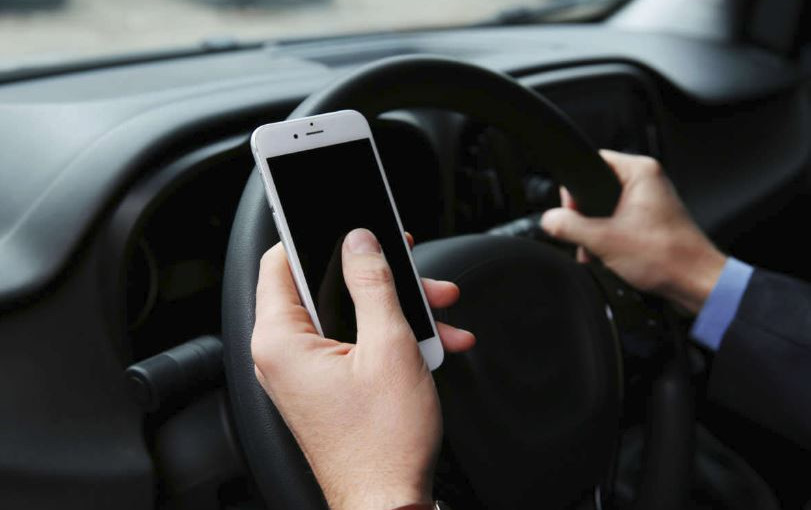 省警下周嚴打違規司機  交通燈前停車用電話最高罰千元