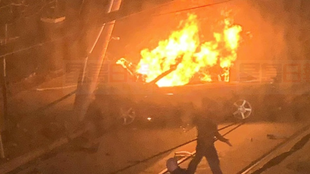 房車撞燈柱猛燒被困司機獲速救出   大火瞬噬全車